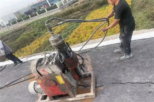 青海马路面下沉注浆加固